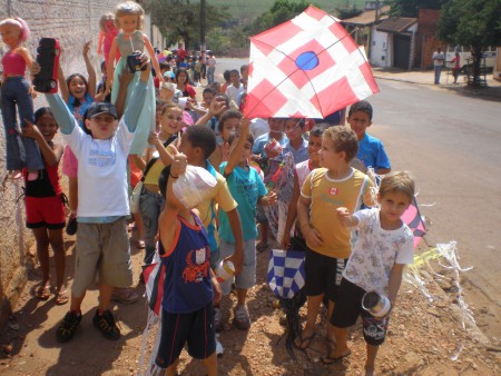 Meninas com as Parceiras Bonecas.